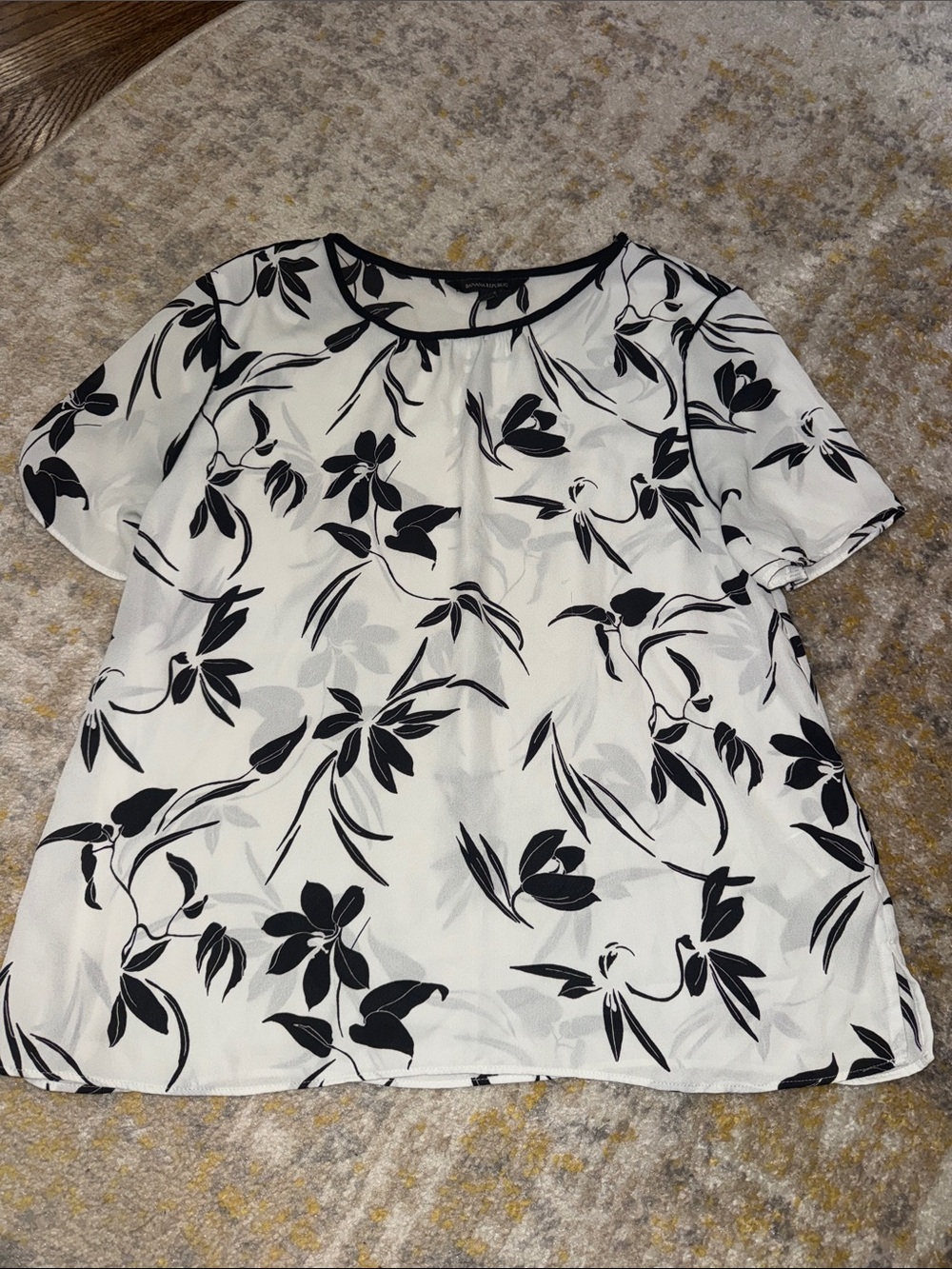 Banana Republic Black & White Floral Short Sleeve Blouse S